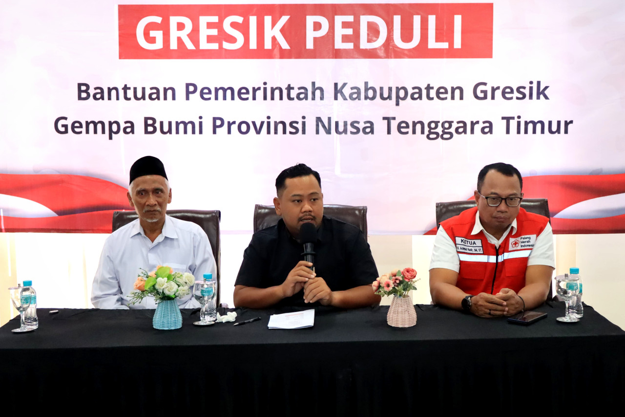 Bupati Gresik Fandi Akhmad Yani (tengah) di acara pemberian bantuan untuk korban bencana gempa bumi di Provinsi NTT. (Foto: Diskominfo Gresik for jatimnnow.com)