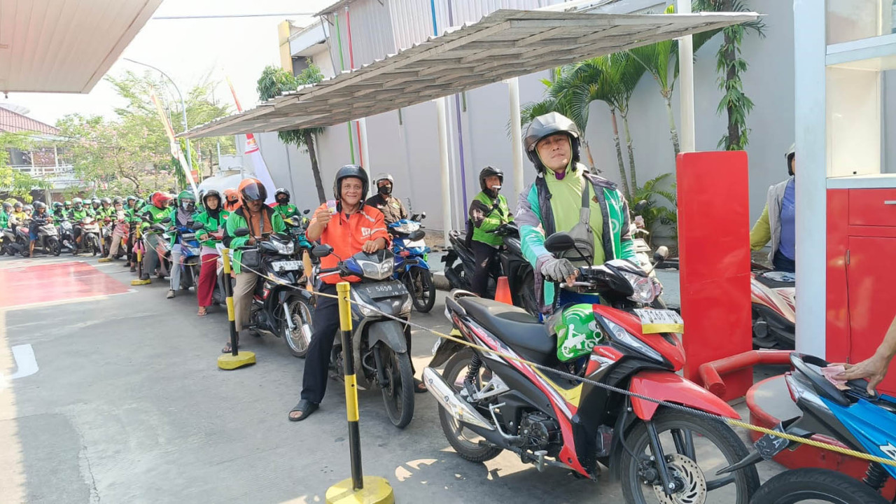 Sebanyak 200 ojol Surabaya mendapat 2 liter Pertalite gratis dari komunitas Sahabat Surga dan Tolong Menolong jelang HUT ke-81 RI. (Foto: Daniel for jatimnow.com)