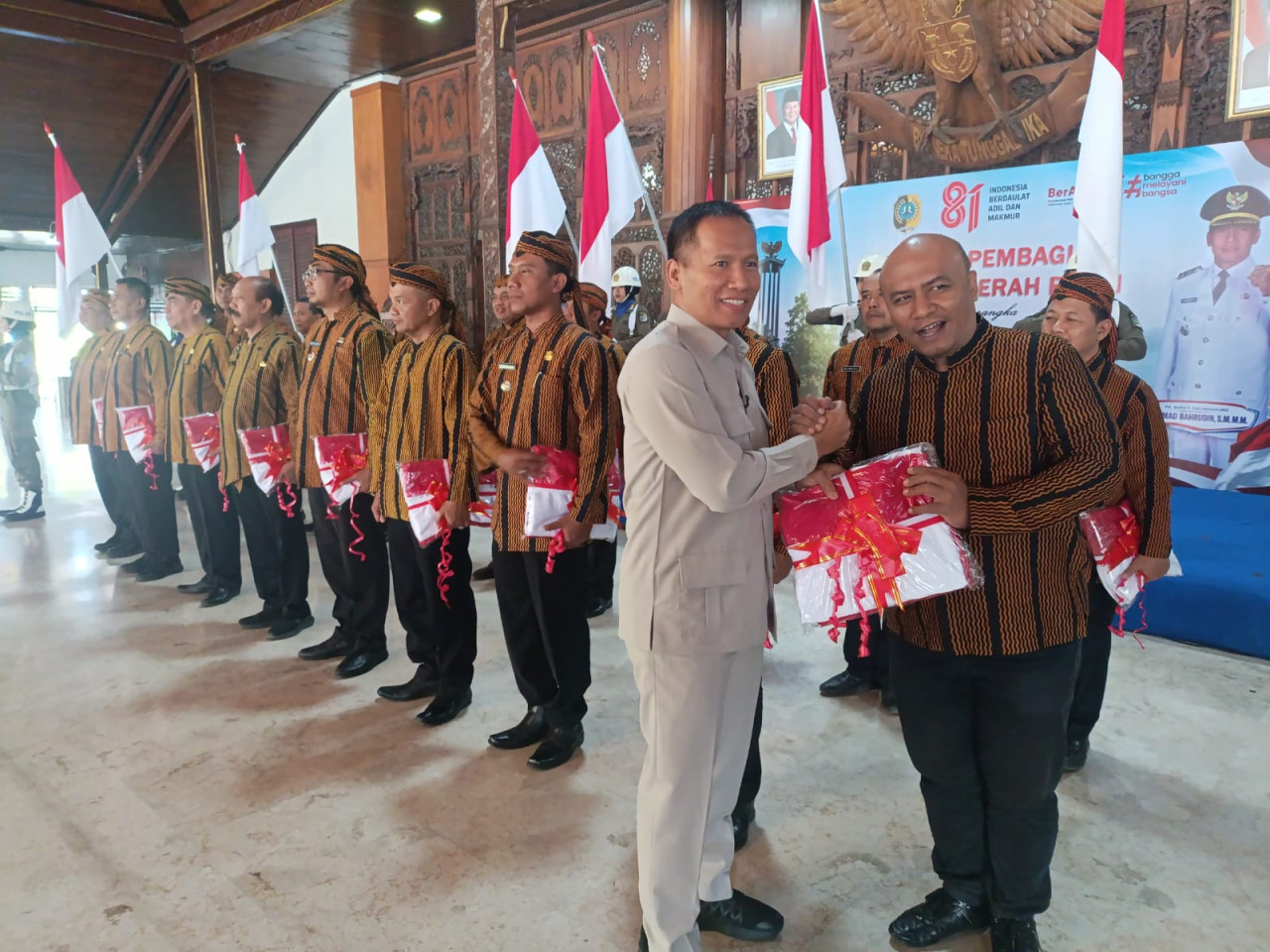 Meriahkan HUT RI ke 81, Pemkab Tulungagung Bagikan 10 Ribu Bendera Untuk Warga