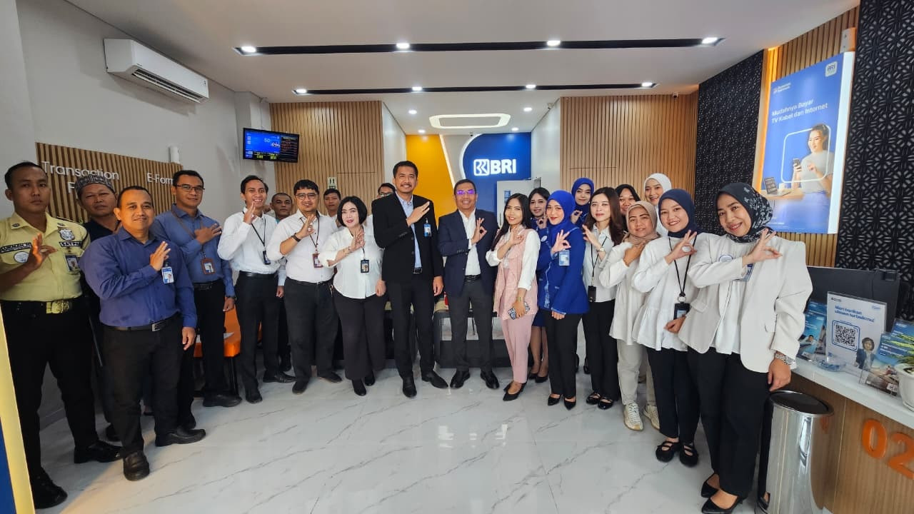Prosesi relokasi dihadiri Branch Manager BRI Kantor Cabang Pahlawan Surabaya Fuaad Fauzi bersama jajaran pimpinan BRI dan nasabah. (Foto: BRI for jatimnow.com)