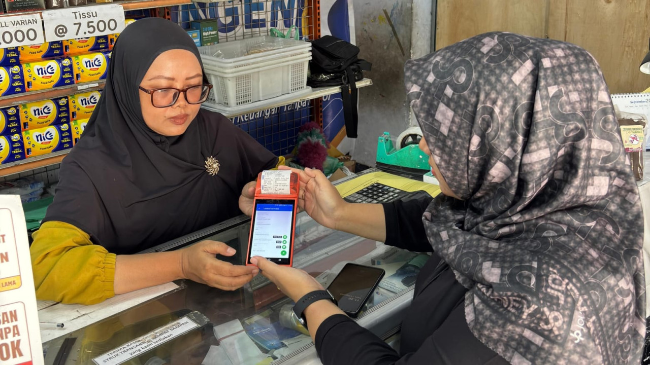 Aktifitas transaksi di agen BRILink di Tulungagung. (Foto: BRI for jatimnow.com)