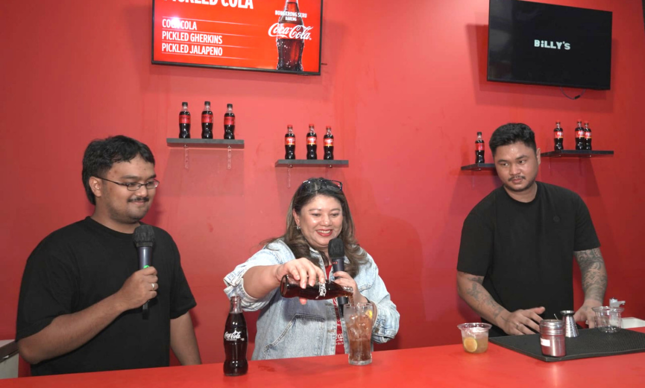 Presiden Direktur Coca-Cola Indonesia, Eva Lusiana (tengah) mendemokan penyajian ikonik Coca-Cola di acara Nongkrong Seru Bareng Coca-Cola. (Foto: Coca-Cola for jatimnow.com)