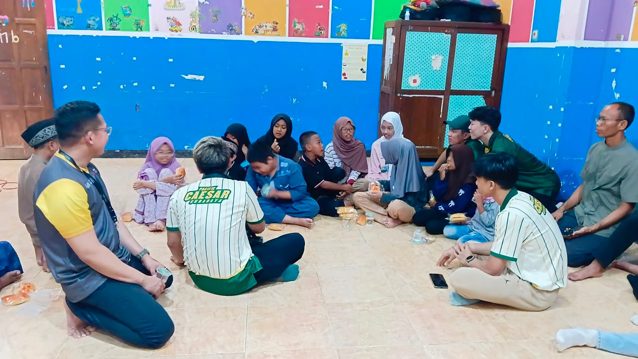 Tim basket Pacific Caesar Surabaya, bersama anak Panti Asuhan Darussalam, Surabaya. (Foto: Dafam Pacific Caesar for jatimnow.com)