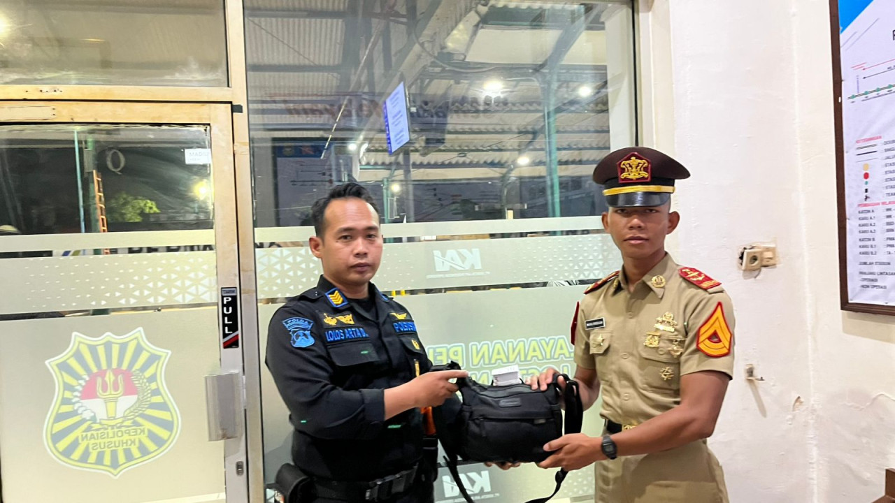 Petugas KAI mengembalikan barang milik penumpang yang tertinggal. (Foto: Daop 7 Madiun for jatimnow.com)