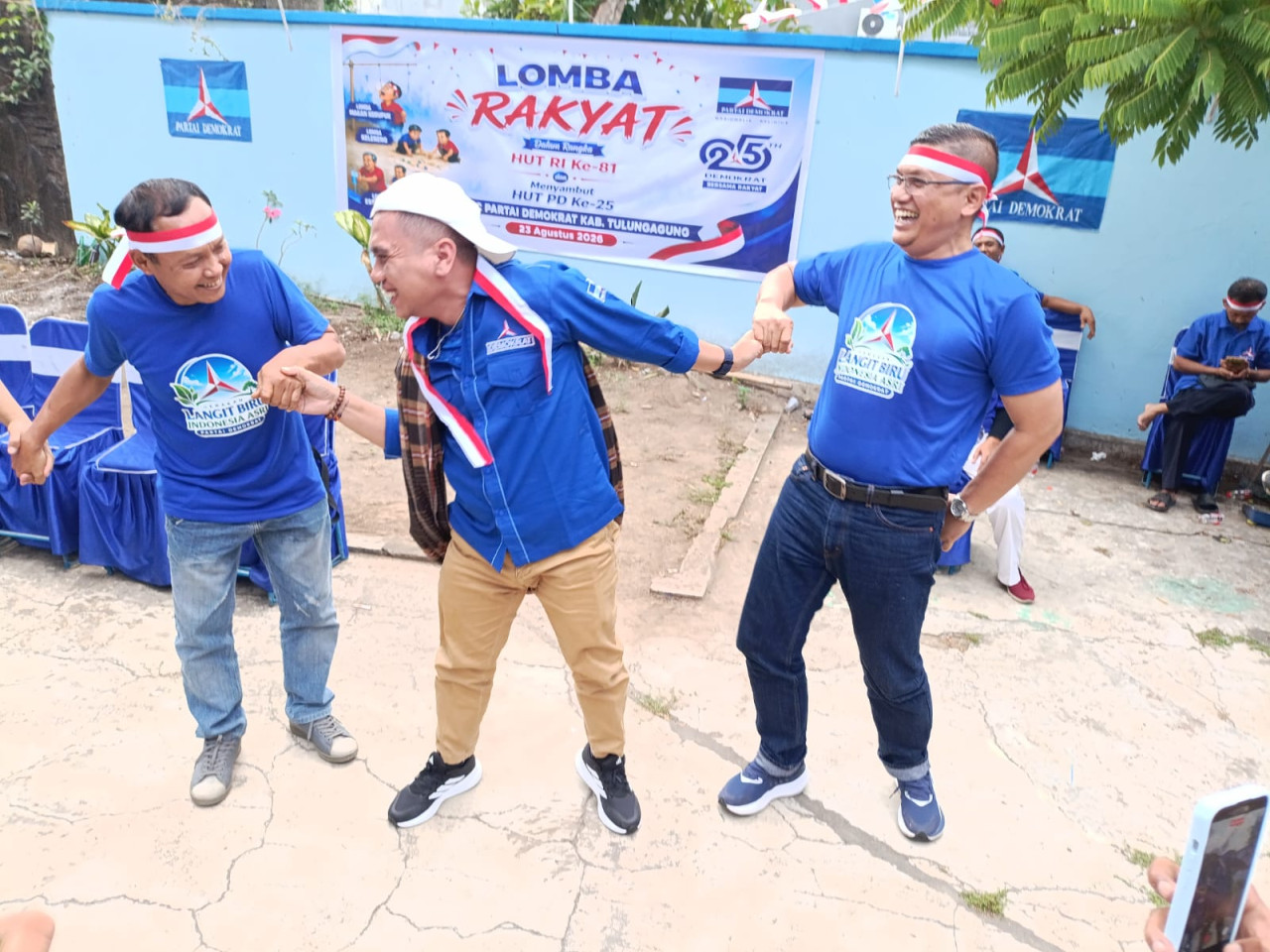 Keseruan lomba peringatan HUT ke-81 RI yang digelar DPC Partai Demokrat Tulungagung. (Foto: Bramanta/jatimnow.com)