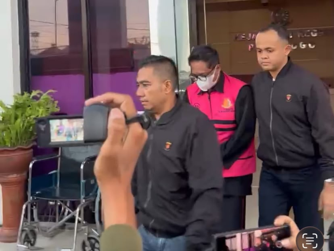 Kabag Keuangan Setwan DPRD Ponorogo ditahan. (Foto: Ahmad Fauzani/jatimnow.com)