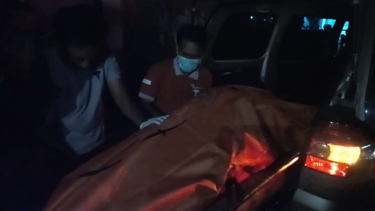 Petugas mengevakuasi jenazah korban di Tulungagung. (Foto: Bramanta/jatimnow.com)