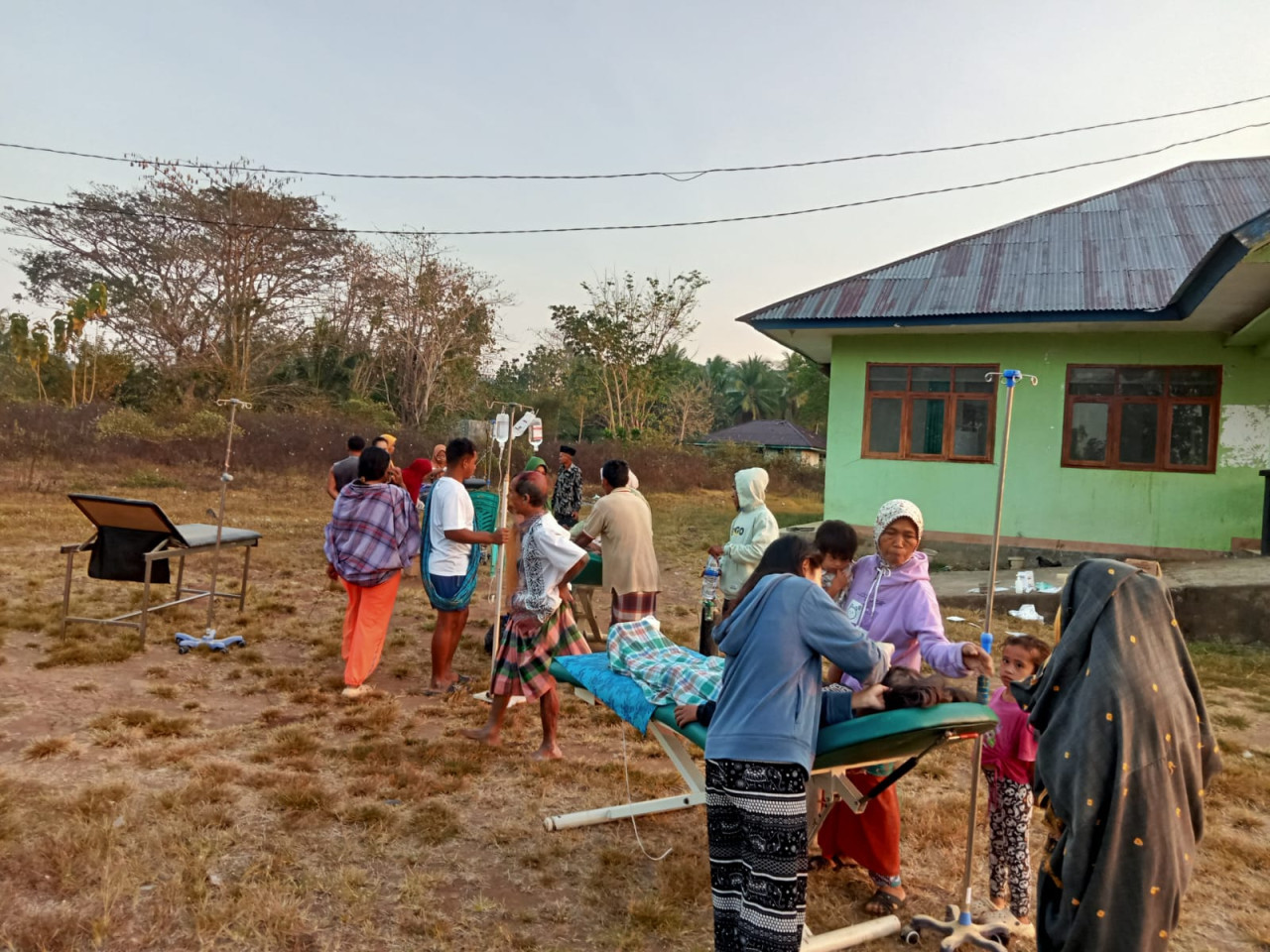 Korban gempa di NTT membutuhkan penanganan medis. (Foto: LMI for jatimnow.com)