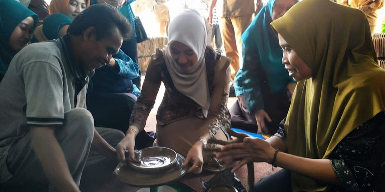 Ning Marisa saat meninjau sentra Industri Kecil Menengah (IKM) Gerabah milik Muhammad di Desa Alaskandang. (Foto: Ide Farid/jatimnow.com).
