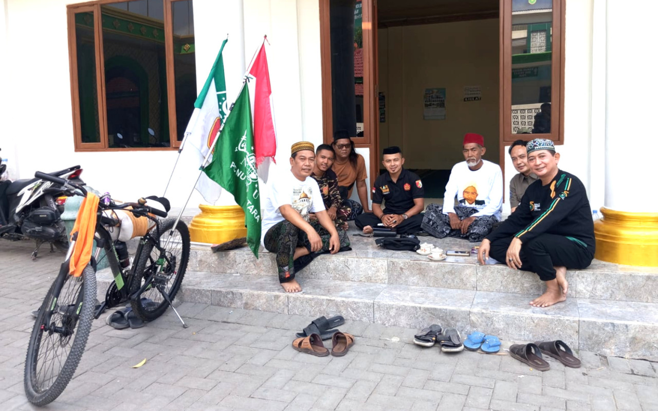 Kader Banser asal Musi Rawas Utara, Ndan Arif, gowes 14 hari lintas Sumatra-Jawa untuk menghadiri Muktamar ke-35 NU di Tambakberas. (Foto/Media Center)