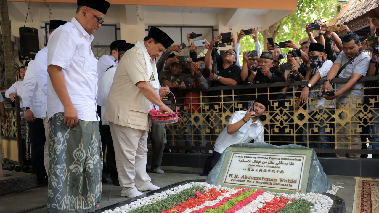 Prabowo saat berziarah ke makam Presiden ke-4 RI KH Abdurrahman Wahid. (Foto: Gerindra/jatimnow.com)