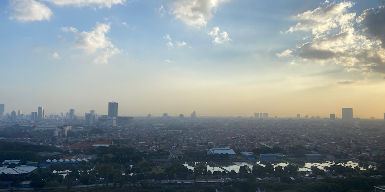 Langit Surabaya, pada Selasa 4 Agustus 2026. (Foto: Yanuar Dedy/jatimnow.com)