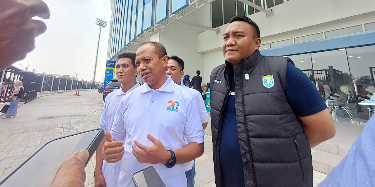 Sekda Lamongan, M. Nalikan saat membuka kegiatan peringatan HUT IJTI Korda Pantura di Stadion Surajaya Lamongan. (Foto: Adyad Ammy Iffansah/jatimnow.com)