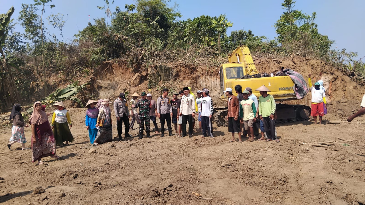 Puluhan warga Jember menolak tambang galian C ilegal di tanah bermasalah. (Foto: istimewa)