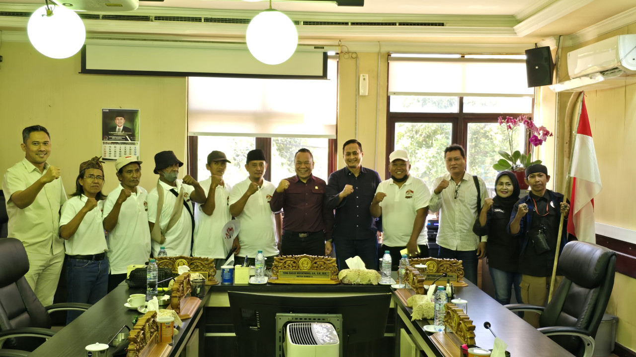 Yona Bagus Widyatmoko (tengah) saat menerima audiensi dari Komunitas Kami Anak Negeri di Kantor DPRD Surabaya (foto: Yona for jatimnow.com)