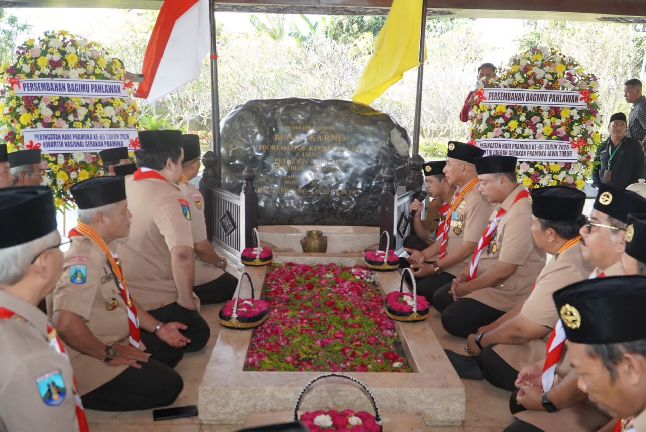 Kwarnas dan Kwarda Pramuka Jatim melantuntkan doa dan tabur bunga di Makam Bung Karno, Blitar (foto: Pramuka Jatim for jatimnow.com)