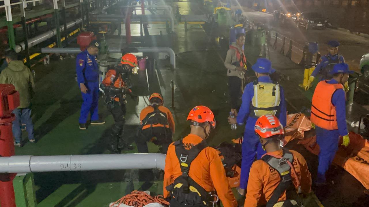 Tewas Hirup Gas Beracun di Palka Kapal Hamdan 1, Dua ABK Dievakuasi Tim SAR Gabungan