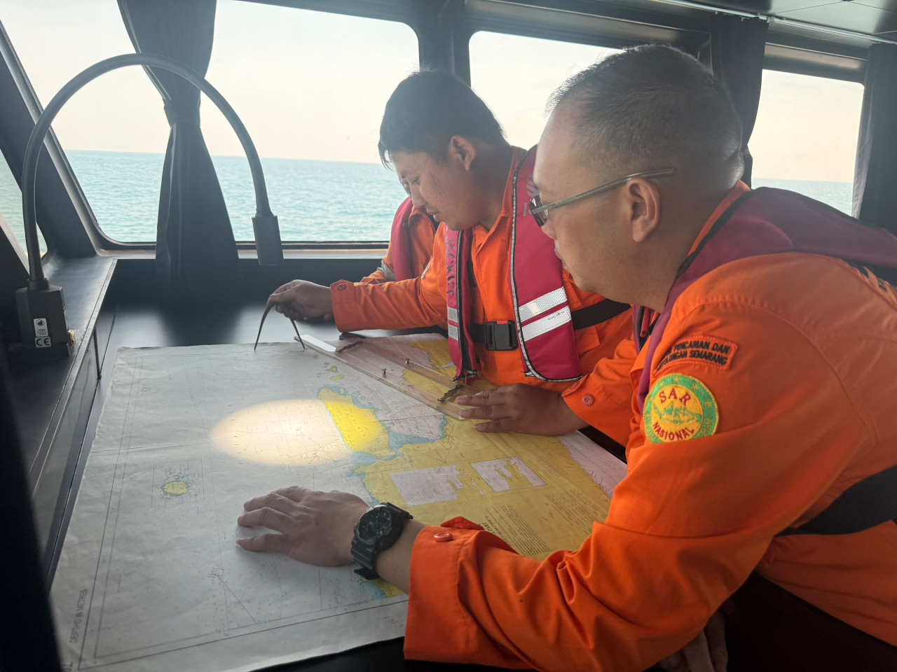 Tim SAR kembali melakukan penyisiran untuk memastikan keberadaan bangkai KMP Mutiara Sentosa II. (Foto: Basarnas Surabaya for jatimnow.com)