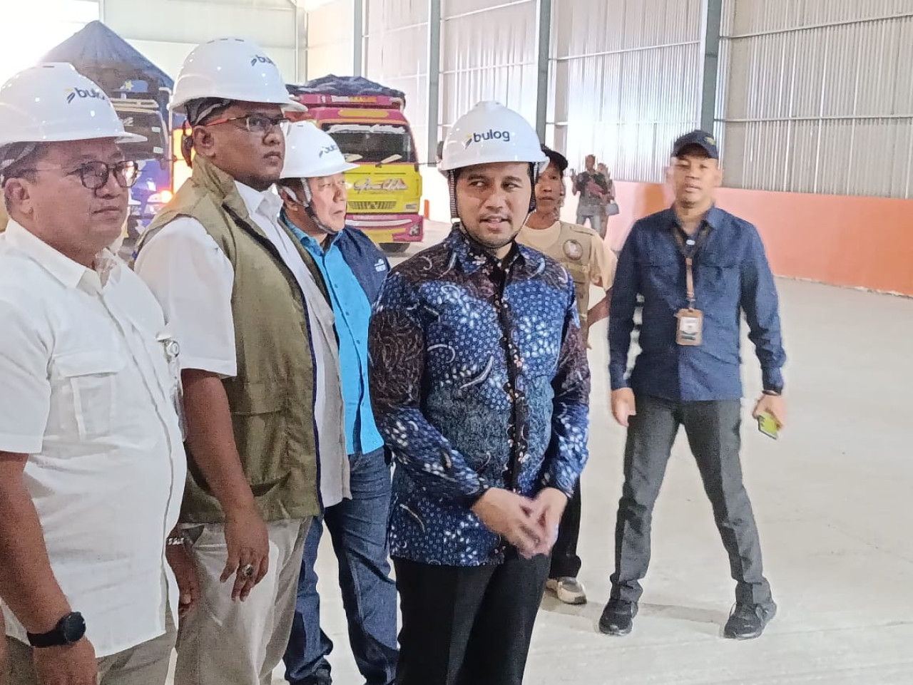 Wakil Gubernur Jawa Timur Emil Elestianto Dardak saat meresmikan gudang Bulog di Trenggalek. (Foto: Bramanta/jatimnow.com)