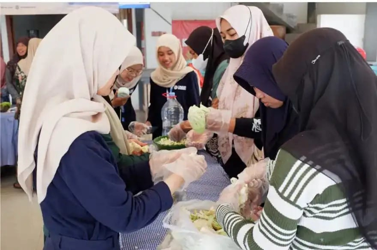Tim KKN-BBK 8 Unair latih ibu PKK Desa Pucakwangi, Lamongan. (Foto: PIH Unair for jatimnow.com)