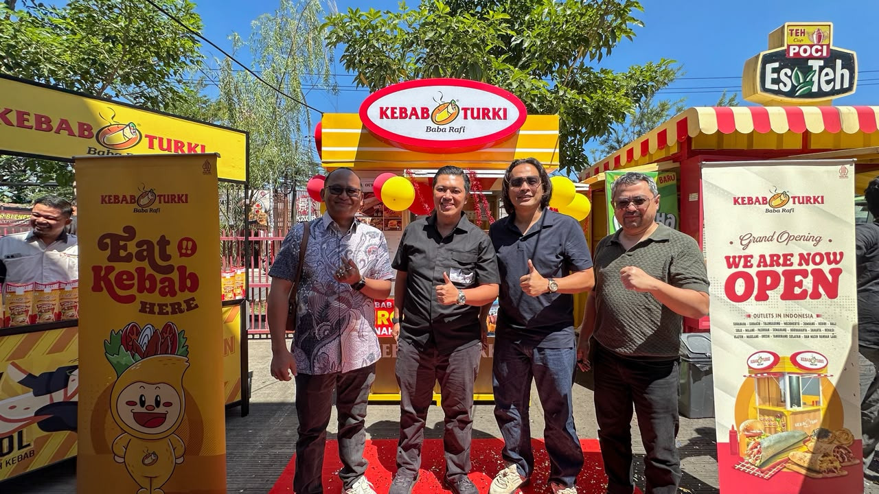 Founder Baba Rafi Hendy Setiono (dua-kiri) saat meresmikan outlet di Bandung Timur (foto: Hendy for jatimnow.com)