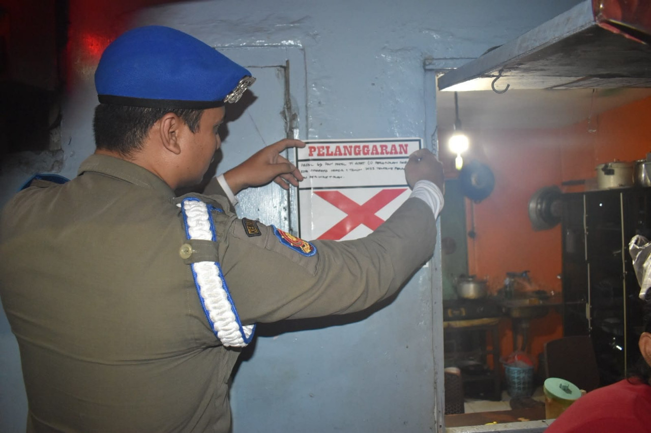 Satpol PP Surabaya Temukan Warkop Jual Miras di Tengah Perkampungan
