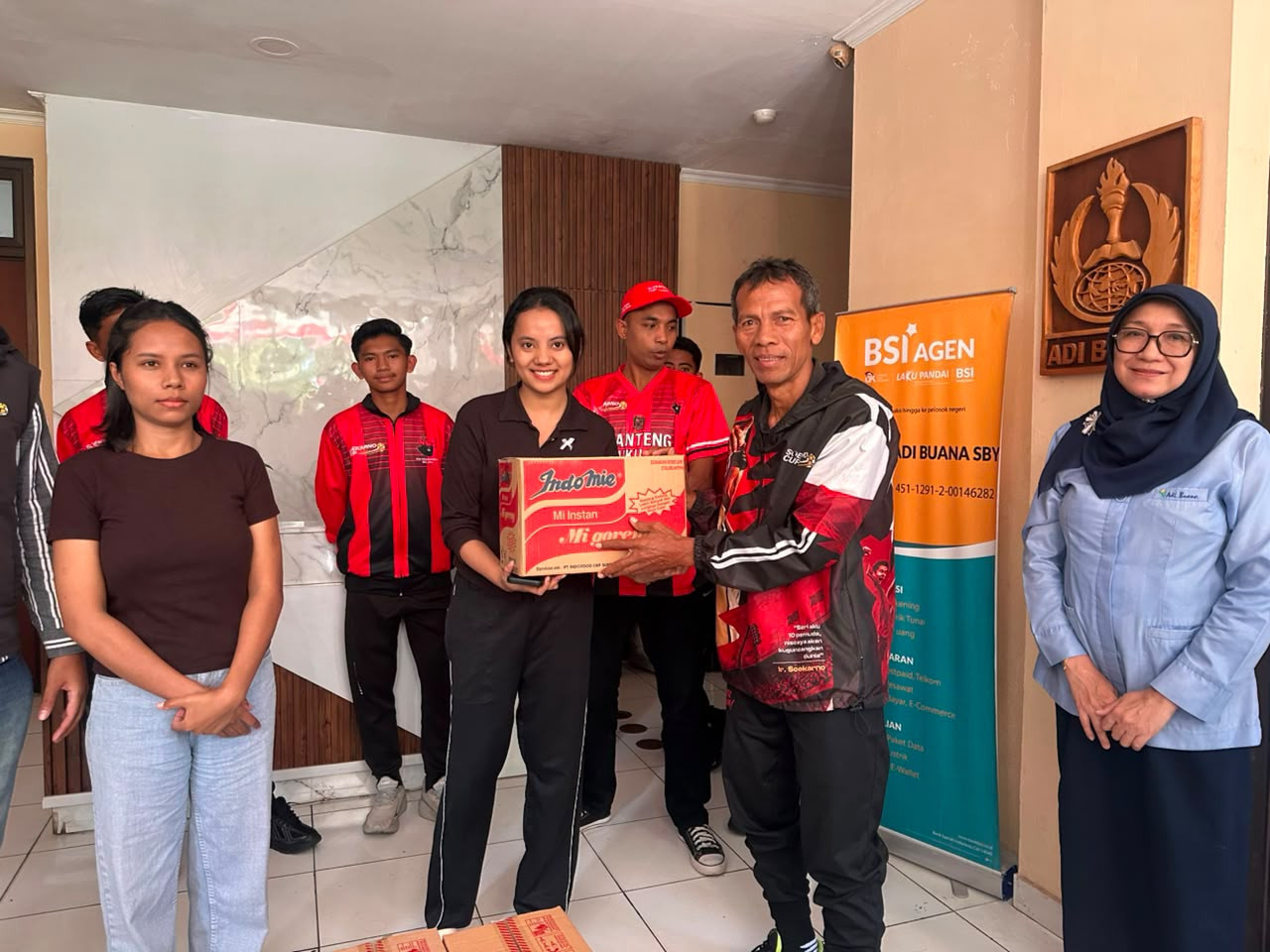 Talenta sepak bola muda yang tengah berlaga di ajang Soekarno Cup 2026 salurkan bantuan untuk mahasiswa asal NTT di Surabaya. (Foto: Istimewa)