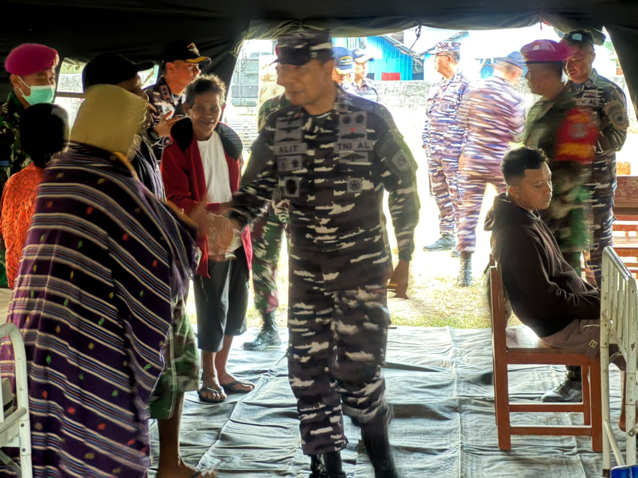 Pangkoarmada II, Laksda TNI I G. P. Alit Jaya tinjau RS lapangan. (Foto: Koarmada II for jatimnow.com)