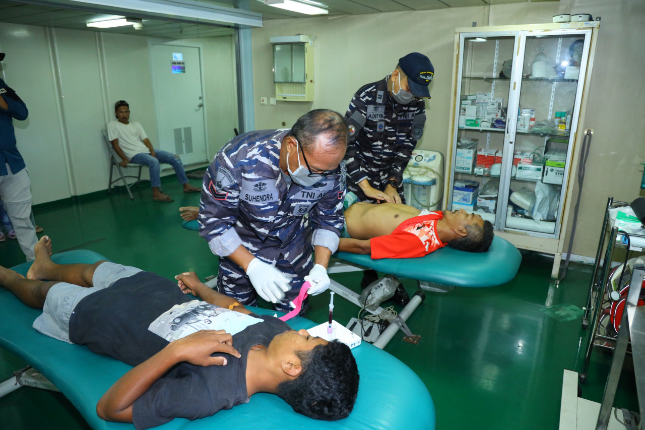Dari Dapur Umum hingga Operasi Medis, Sinergi TNI AL untuk Korban Gempa NTT