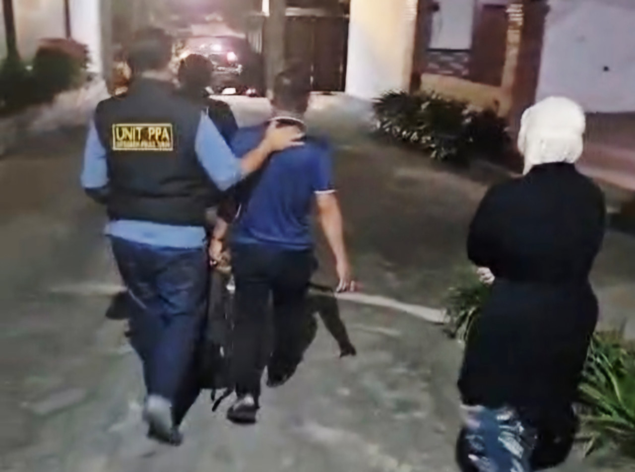 Y dan A dibawa ke Polres Tuban untuk dimintai keterangan (foto: Khanif for jatimnow.com)