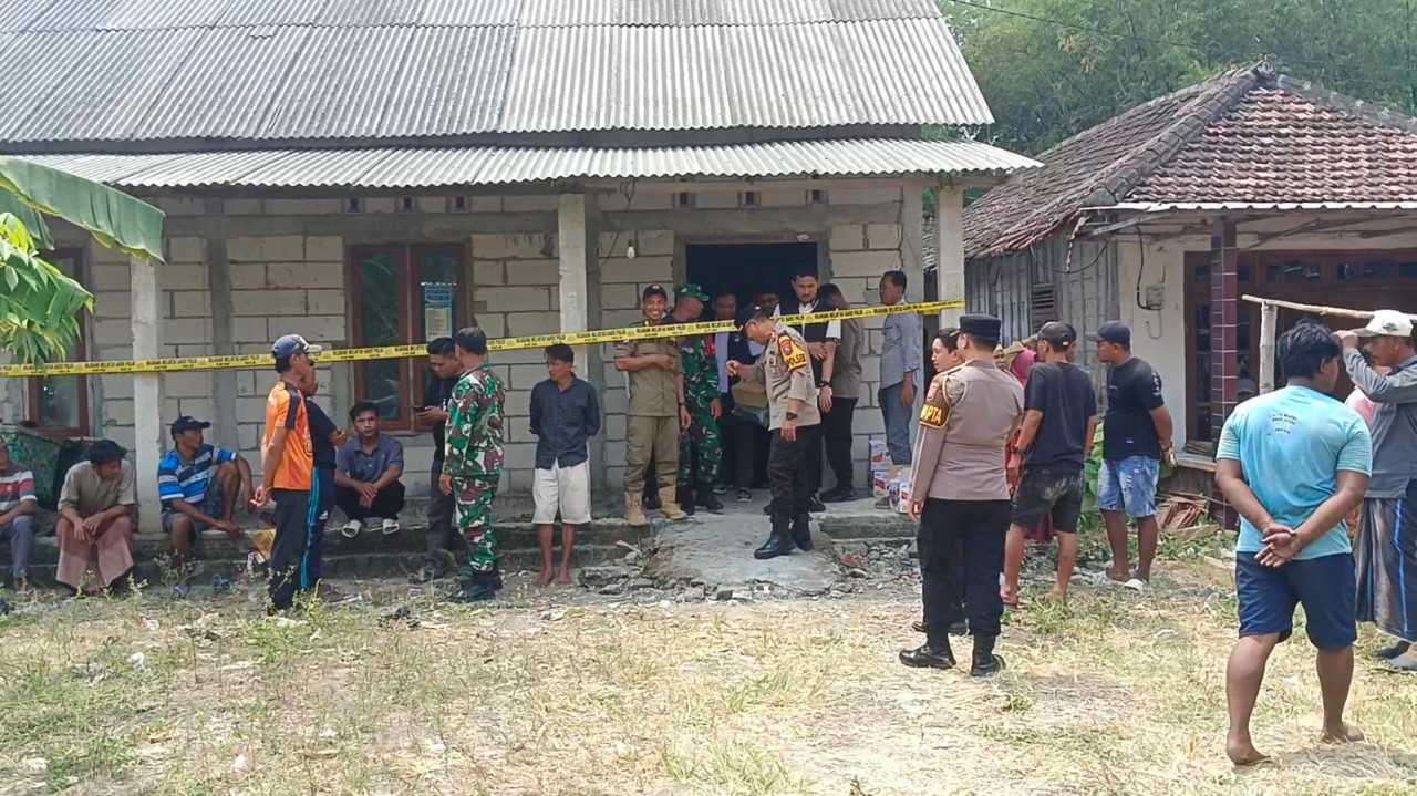 TKP sedang dijaga kepolisian, dan dipasang garis polisi (foto: Misbah for jatimnow.com)