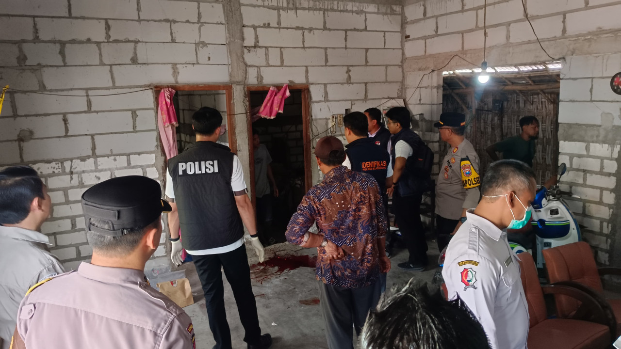 TKP di dalam rumah korban (foto: Misbah for jatimnow.com)