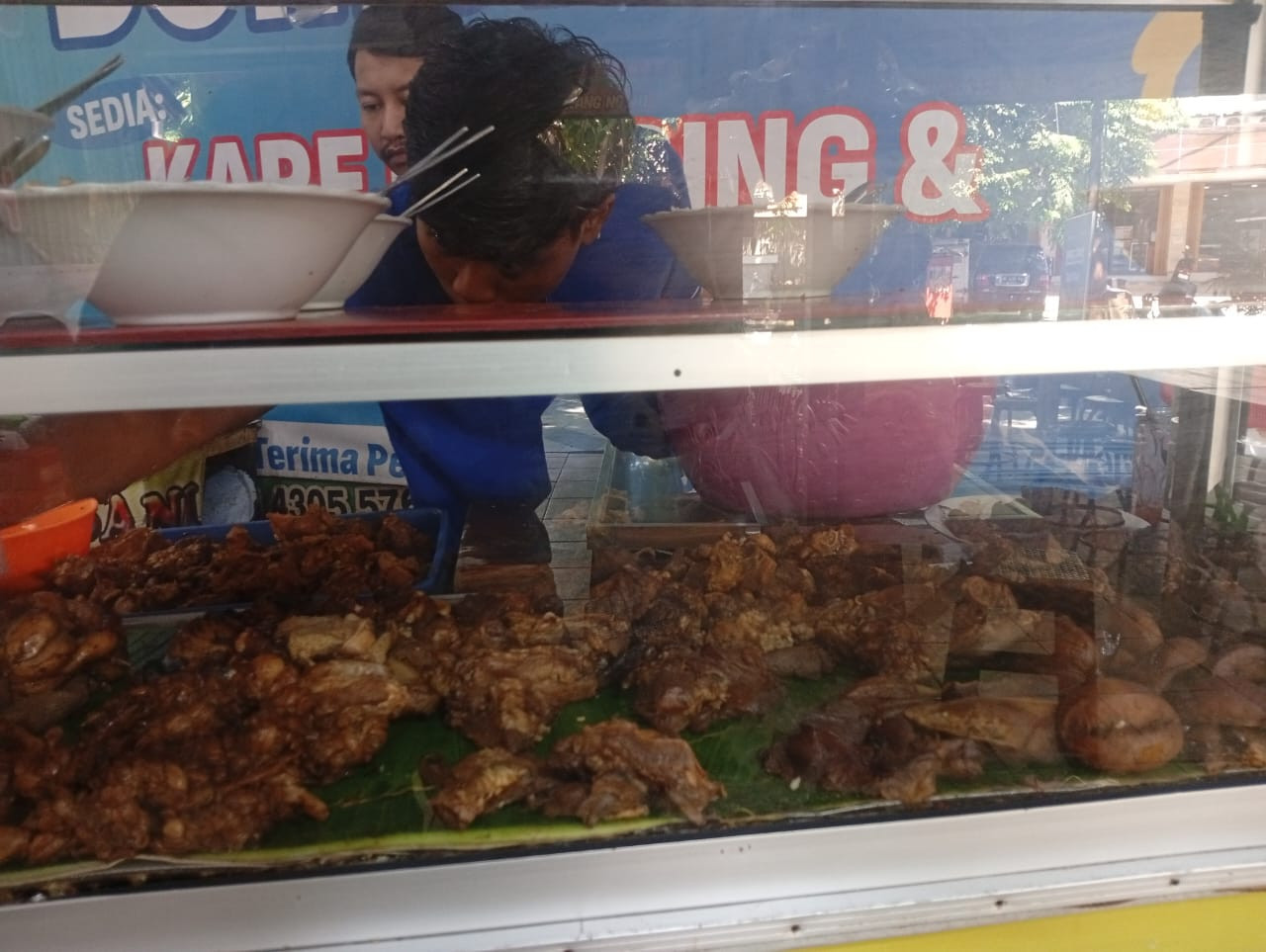 Aneka jeroan hingga daging menjadi kondimen pelengkap (foto: Ifan/jatimnow.com)