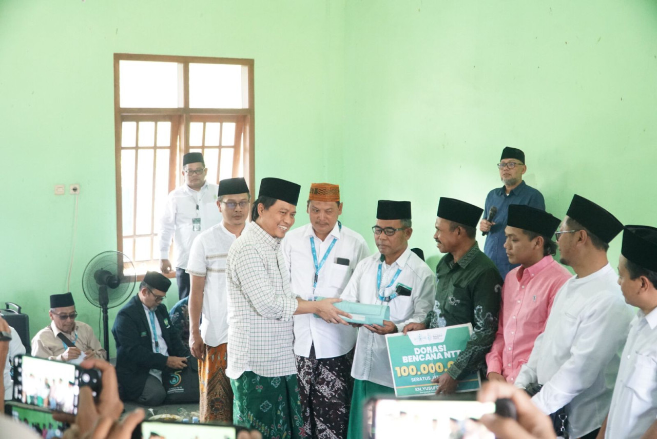 Gus Yusuf menyerahkan bantuan untuk korban gempa NTT. (Foto: Istimewa)