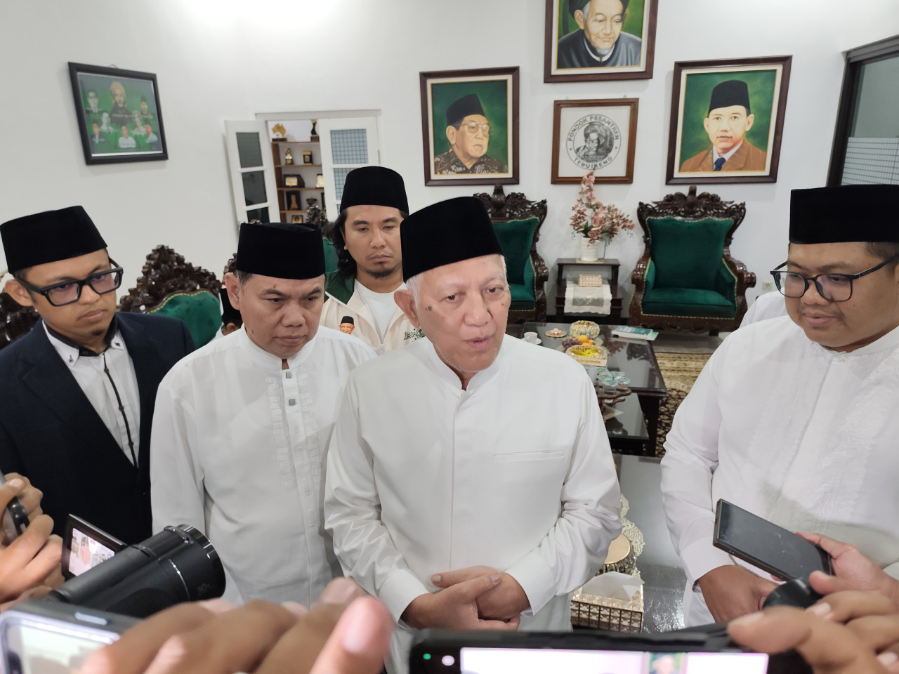 KH Abdul Hakim Mahfudz atau Gus Kikin, dalam keterangan resminya kepada awak media di Tebuireng (foto: Ni'am Kurniawan/jatimnow.com)