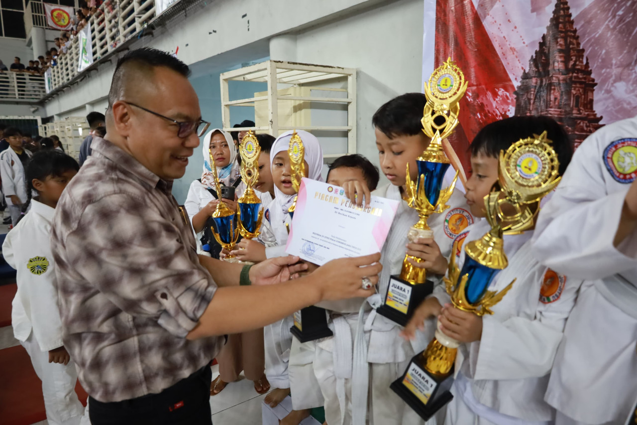 Yona Bagus saat memberikan apresiasi kepada para atlet Jujitsu (foto: Yona for jatimnow.com)