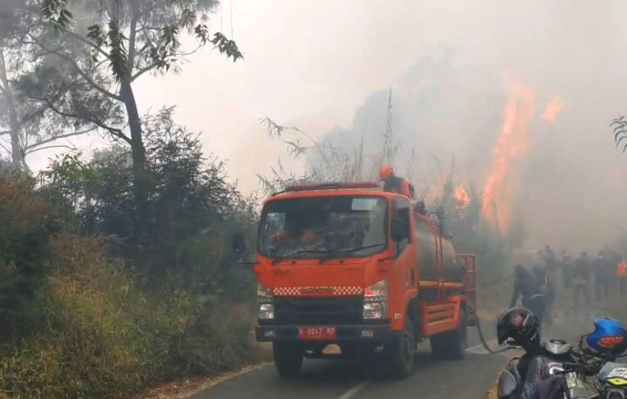 Tim gabungan melakukan upaya pemadaman Karhutla di kawasan Gunung Bromo. (Foto: BPBD Jatim for jatimnow.com)