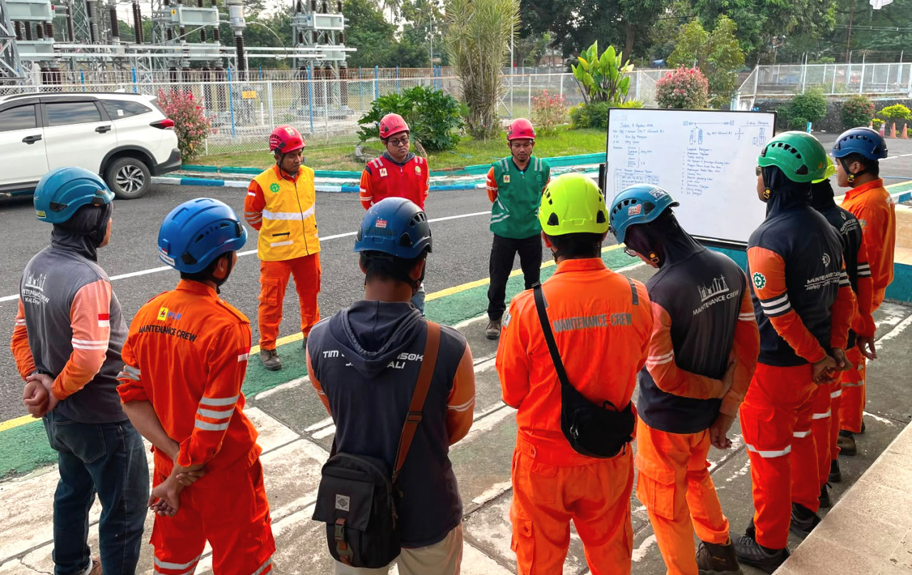 Personel PLN UIT JBM bersiap mengamankan pasokan listrik pada peringatan HUT ke-81 Kemerdekaan RI. (Foto: PLN UIT JBM for jatimnow.com)