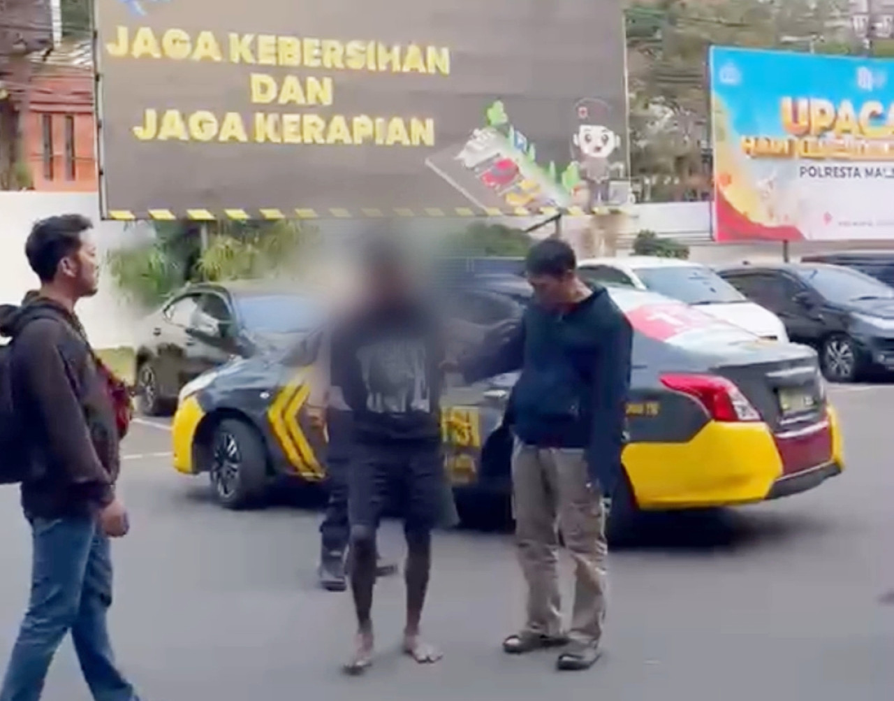Pelaku penikaman berinisial SK (26) saat diamankan di Polresta Malang Kota. (Foto: Aris/jatimnow.com)