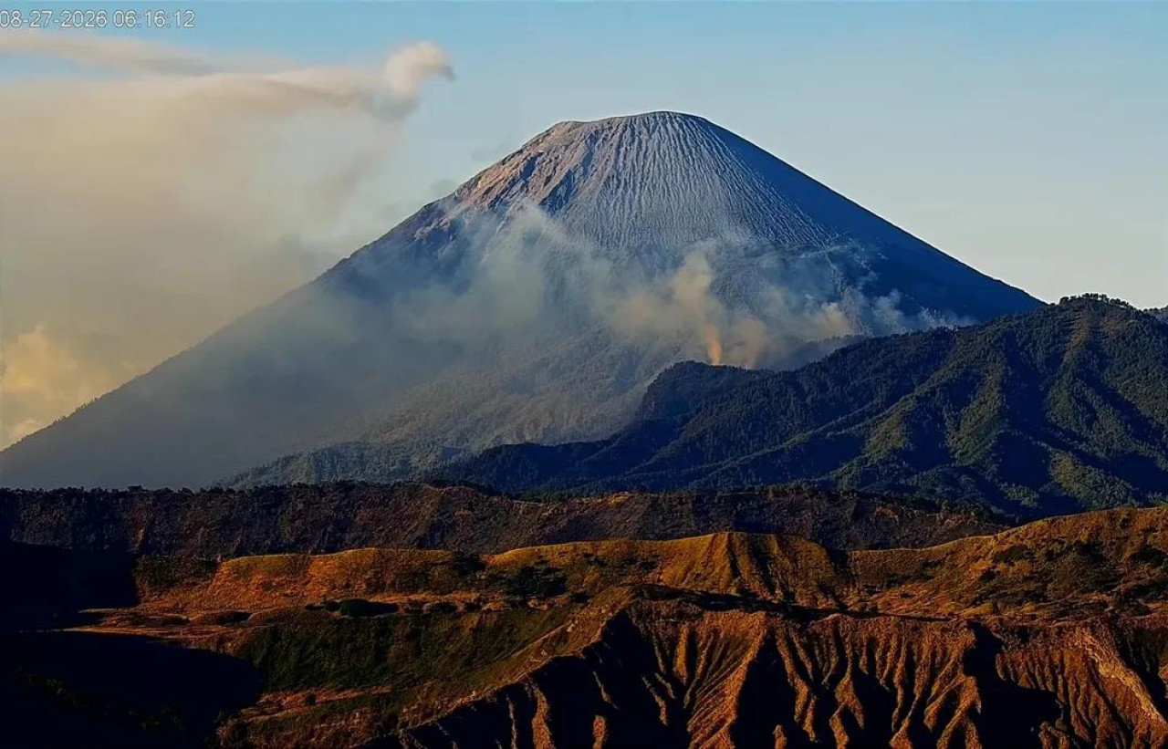 Kepulan asap di Gunung Semeru. (Foto: Pos PGA Semeru for jatimnow.com)