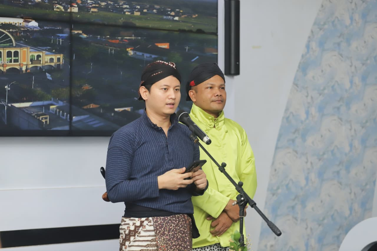 Bupati Trenggalek Mochamad Nur Arifin saat mengumumkan pembebasan denda pajak. (Foto: Prokopim/jatimnow.com)