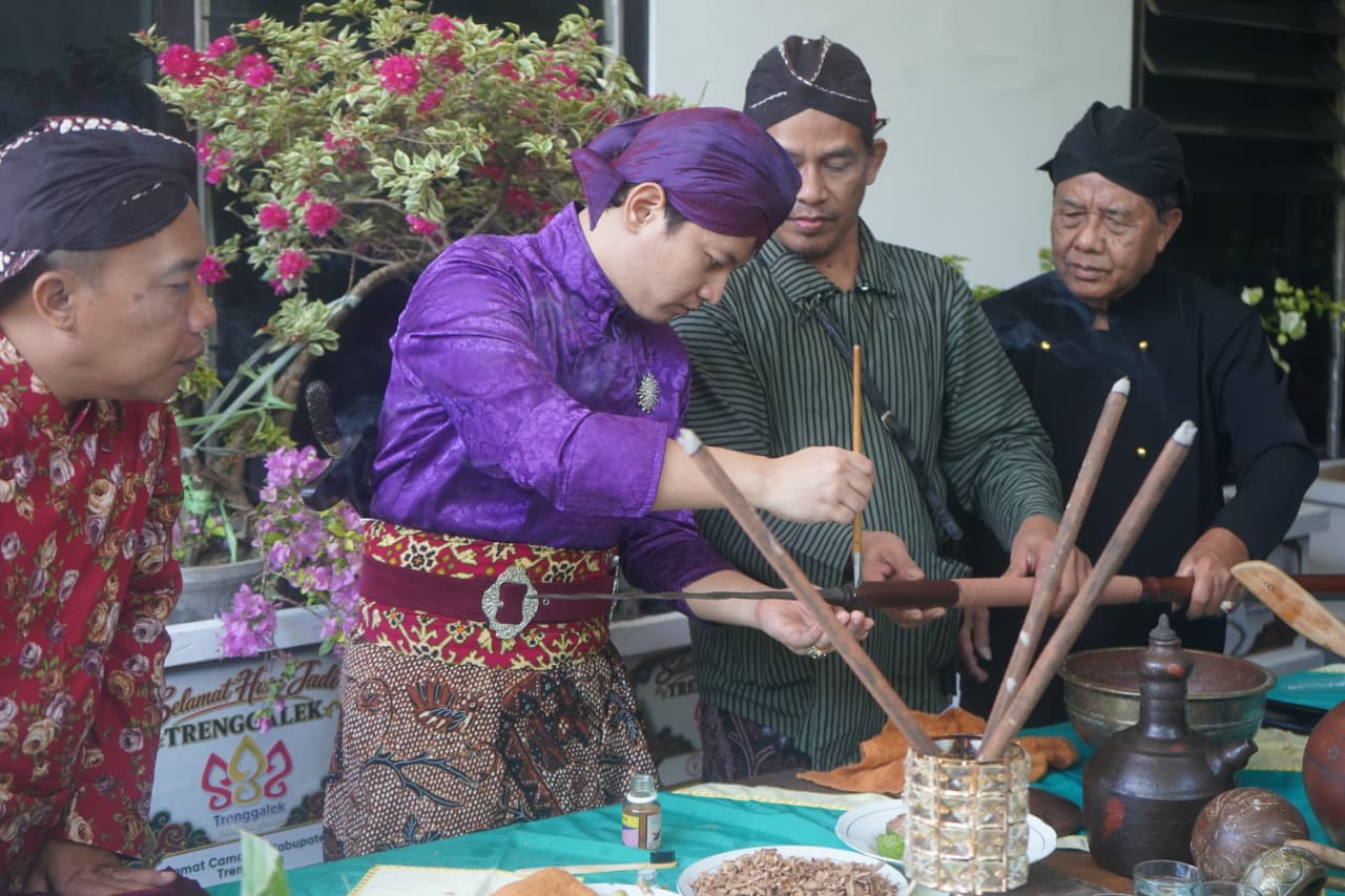 Bupati Trenggalek Mochamad Nur Arifin saat mengikuti prosesi jamasan pusaka. (Foto: Prokopim for jatimnow.com)