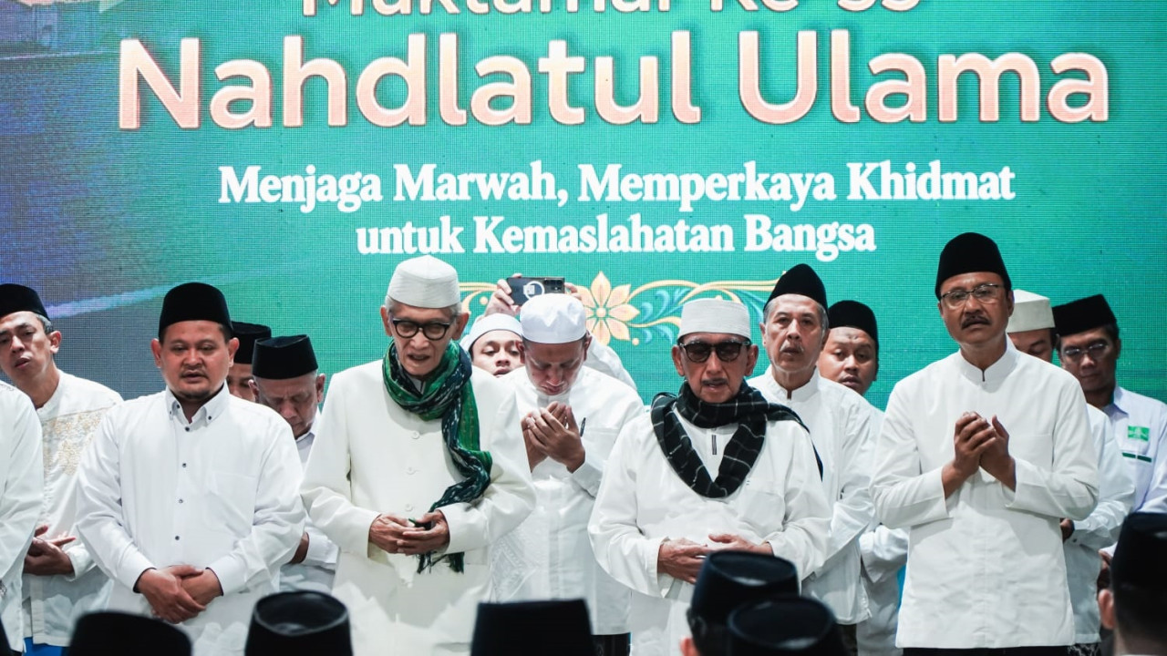 Rais Aam PBNU KH Miftachul Akhyar bersama jajaran pengurus PBNU mengikuti istighosah menjelang Muktamar ke-35 NU di Jombang, Kamis (20/8/2026) malam. (Foto/Media Center)