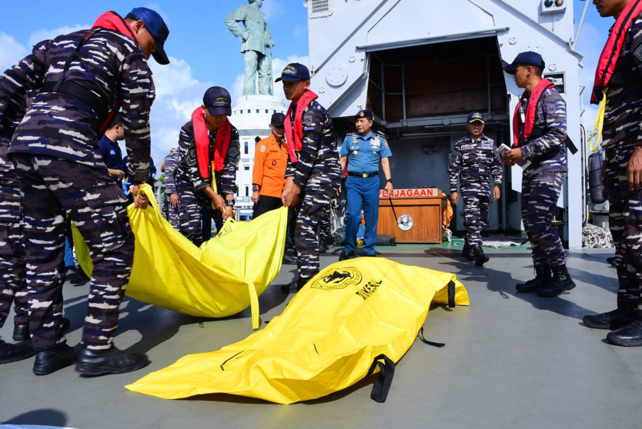 KRI Nala-363 Sandar, Bawa Puluhan Korban Kebakaran KMP Mutiara Sentosa 2