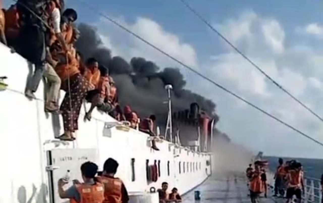 KMP Mutiara Santosa 2 yang melayani rute Surabaya–Makassar terbakar di perairan utara Kabupaten Sumenep, Madura, Minggu (2/8/2026). (Foto/Tangkapan layar)