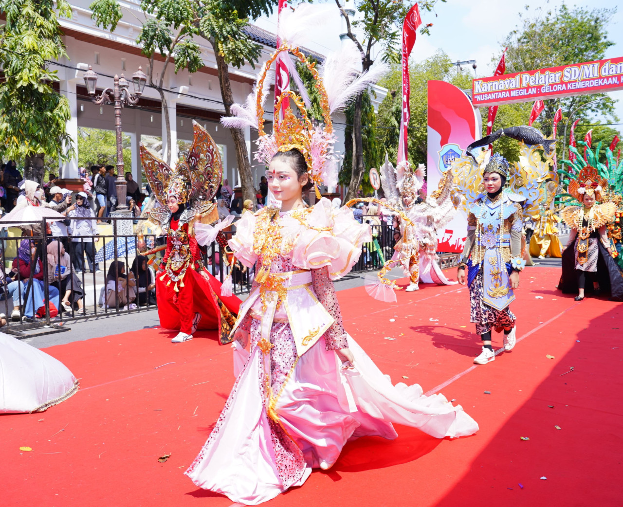 Deretan kostum kreasi dalam karnaval pelajar Lamongan. (Foto : Adyad Ammy Iffansah/jatimnow.com)