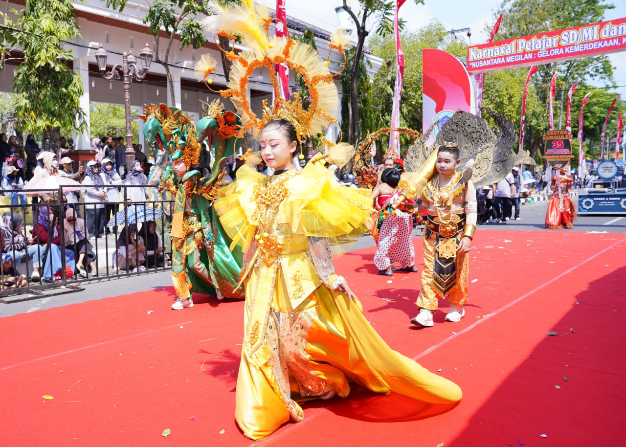 Salah satu peserta menampilkan kreasi berkonsep ceria. (Foto : Adyad Ammy Iffansah/jatimnow.com)