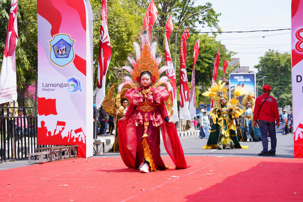 Peserta karnaval pelajar SMPN 4 Lamongan berjalan melalui garis start. (Foto : Adyad Ammy Iffansah/jatimnow.com)