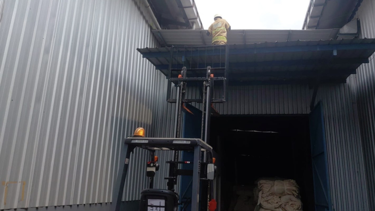 Proses pemadaman kebakaran di pabrik tekstil PT Mahatex, Dusun Puhblembem, Desa Badas, Kabupaten Kediri. (Foto: Satpol PP Kabupaten Kediri/jatimnow.com)