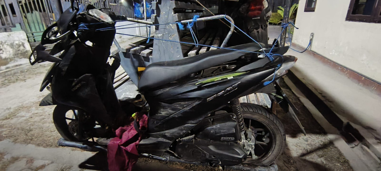 Salah satu motor yang terlibat dalam kecelakaan maut ini. (Foto: Polsek Wates/jatimnow.com)
